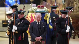König Charles III. (M), Prinzessin Anne (l), Prinz Andrew und Prinz Edward halten eine Mahnwache am Sarg von Königin Elizabeth II. in der St. Giles' Cathedral. 