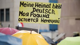 Symbolbild: "Meine Heimat bleibt Deutsch" steht auf dem Schild in Deutsch und Russisch bei einer Kundgebung der Bürgerinitiative "Sichere Heimat" am 14.02.2016 in Nürnberg (Bayern)