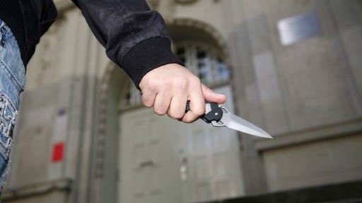 Ein Jungendlicher mit einem Messer in der Hand. Symbolbild