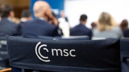 Die Rückenlehen eines Stuhls mit der Aufschrift: msc bei der Münchner Sicherheitskonferenz, Symbolbild