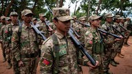 Mitglieder der Mandalay Peoples Defence Forces (MDY-PDF), die an einer Fahnenhissungszeremonie in ihrem Basislager im Wald in der Nähe der Gemeinde Namhsan im nördlichen Shan-Staat Myanmars teilnehmen (08.12.2023).