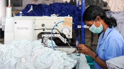 Indische Näherin in einem Textilbetrieb