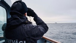 Ein Estnisches Marineschiff fährt in der Ostsee im Rahmen verstärkter NATO-Patrouillen in der Region nach einem mutmaßlichen Sabotageakt an Unterseekabeln (09.01.2025).