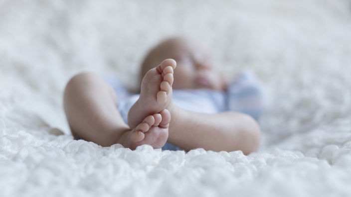 Füße eines Babys, Symbolbild