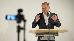 Olaf Scholz (SPD) gestikuliert während einer Rede