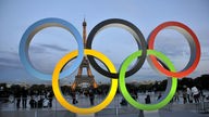 Archivbild: Olympische Ringe vor dem Eiffelturm 2017 anlässlich der Auswahl von Paris als Austragungsort für 2024.