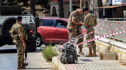 Sprengstoffexperten der libanesischen Armee bereiten die Sprengung eines Walkie-Talkies vor, das sie einen Tag nach der Explosion mehrerer Geräte, bei der pro-iranische Hisbollah-Kämpfer getötet wurden, weggeworfen hatten. 