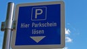 Hinweisschild: "Hier Parkschein lösen"