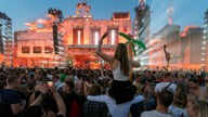 Menschenmenge vor einer Musikbühne, Parookaville, Musikfestival in Weeze, Archivbild 21.07.2018