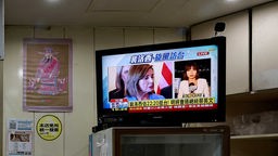 Bildschirm eines Fernsehers in einem Restaurant in Taipeh während der Berichterstattung über den erwarteten Besuch Nancy Pelosis (02.08.2022)