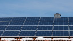 Symbolbild Photovoltaik-Anlage auf einem Dach