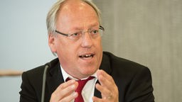 Bielefelds Oberbürgermeister Pit Clausen, SPD, während eines Gesprächs