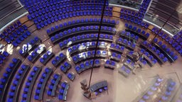 Symbolbild: Aufsicht auf den Plenarsaal des Bundestags.