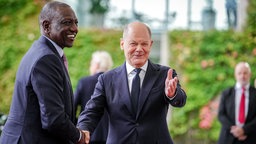 Kenianischer Präsident William Samoei Ruto (l) und Bundeskanzler Olaf Scholz (r)