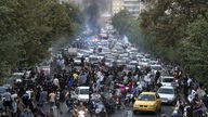 Demonstranten auf Straße zwischen Autos. Archivbild: 21.09.2022, Iran, Tehran, Proteste wegen Tod von Mahsa Amini