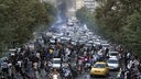 Demonstranten auf Straße zwischen Autos. Archivbild: 21.09.2022, Iran, Tehran, Proteste wegen Tod von Mahsa Amini