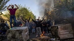 Protestierende auf einer Straße in Teheran, Archivbild: 27.10.2022