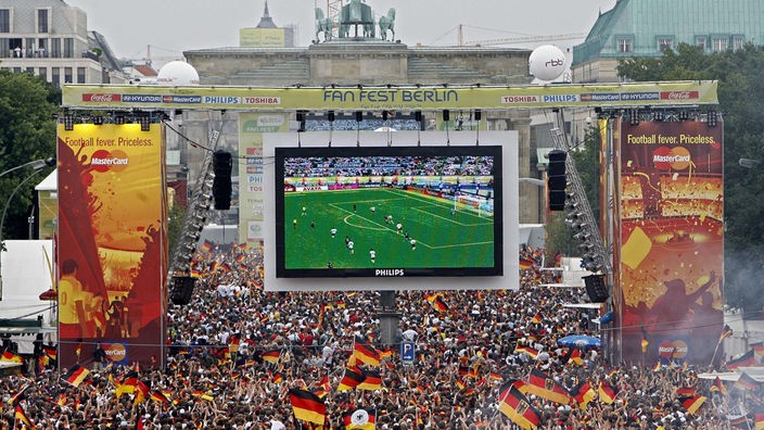 Fanmeile am Brandenburger Tor in Berlin zur WM 2006.