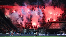 Beim Abschiedsspiel von Lukas Podolski zünden Fans Leuchtfeuer. Symbolbild, Archivbild: 11.10.2024