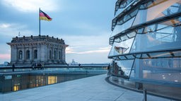 Reichstagsgebäude und Kuppel und Deutschlandfahne