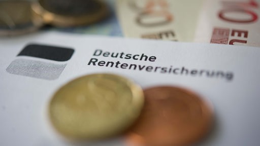 Euromünzen und Euroscheine neben einem Bescheid der Deutschen Rentenversicherung