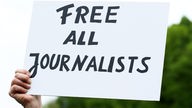 Ein Schild mit der Aufschruft "Free All Journalists".