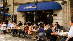 Symbolbild: Gäste im "Paulaner Brauhaus" in Shanghai (2014)