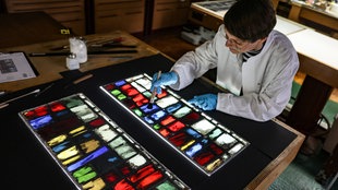 : Katrin Wittstadt, wissenschaftliche Leiterin der Glaserei in der Dombauhütte, arbeitet an Kirchenfenster der Kathedrale von Notre Dame. 