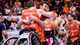 Rollstuhlbasketball-Spiel der Männer: Spieler der Niederlande jubeln 