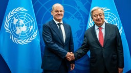  Bundeskanzler Olaf Scholz (SPD), steht neben Antonio Guterres (r), Generalsekretär der Vereinten Nationen UN zu Beginn eines bilateralen Gesprächs (18.09.2023).