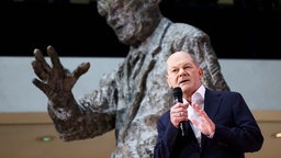 Olaf Scholz nach seiner Nominierung zum SPD-Kanzlerkandidaten vor der Statue Willy Brandts in der SPD-Parteizentrale (25.11.2024).