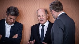 Bundeskanzler Olaf Scholz (SPD) spricht mit Finanzminister Christian Lindner (FDP) und Wirtschaftsminister Robert Habeck (Grüne)