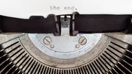 Symbolbild: Eine Schreibmaschine mit einem Blatt Papier auf dem steht "the end".
