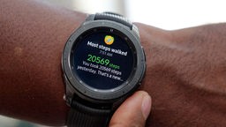 Display auf einer Smartwatch zeigt Tagesschrittzahl.