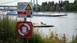 Ein Schild warnt vorm Schwimmen im Rhein "Lebensgefahr"