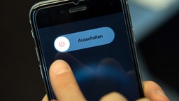 Symbolbild: Auf einem Smartphone ist das Icon zum Ausschalten zu sehen.