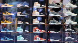 Verschiedene Sneakers in einem Schaufenster, Symbolbild