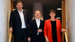 Lars Klingbeil, SPD-Parteivorsitzender, Bundeskanzler Olaf Scholz und Saskia Esken, SPD-Parteivorsitzende (Berlin, 13.10.2024).