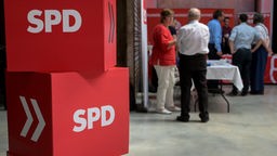 Rote Papwürfel mit dem SPD-Logo auf dem Landesparteitag der SPD Sachsen