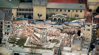 Trümmer liegen am 04.03.2009 in Köln (Nordrhein-Westfalen) an der Stelle, an der sich das eingestürzte historische Stadtarchiv befand. 