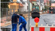 Symbolbild: Straßenbauarbeiten in einem Wohnviertel