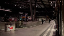 Symbolbild: Notbeleuchtung Bahnhof Südkreuz bei einem Stromausfall 2020