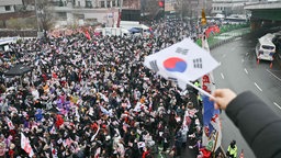 Anhänger des angeklagten südkoreanischen Präsidenten Yoon Suk Yeol nehmen am 5. Januar 2025 an einer Kundgebung in Seoul teil.