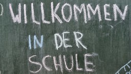Symbolbild: Tafel mit der Aufschrift "Willkommen in der Schule"