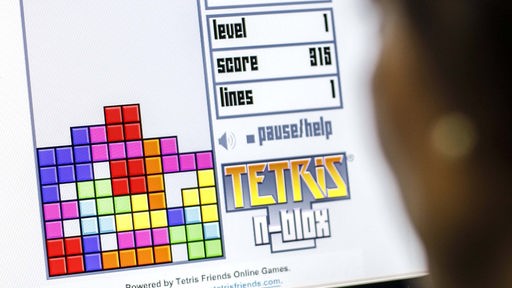 Eine Person spielt Tetris