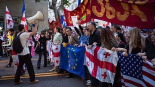Protestierende mit Fahnen Georgiens, der EU und der USA (Tiflis, 26.05.2024)