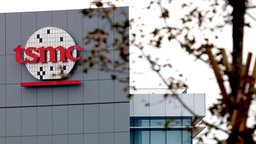 Logo von TSMC an einer Hausfassade