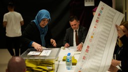 Eine Frau wählt in einem Wahllokal in der Türkei (14.05.2023)