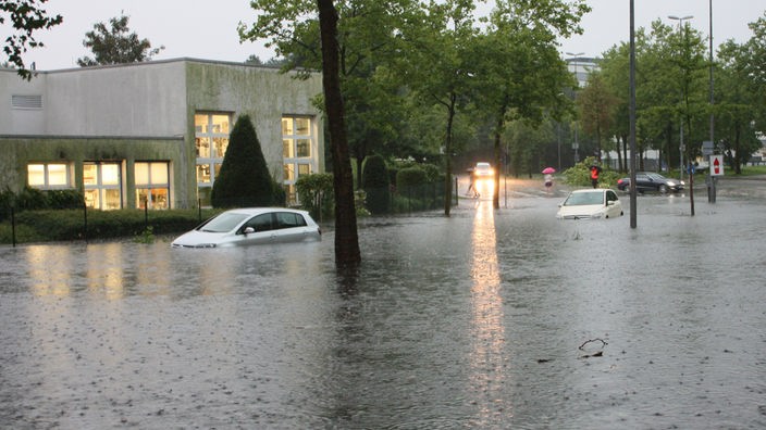 PKWs stehen auf einer überfluteten Straße in Münster, Archivbild: 28.07.2014