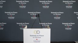 Leeres Podium für Pressekonferenz der Friedenskonferenz für die Ukraine